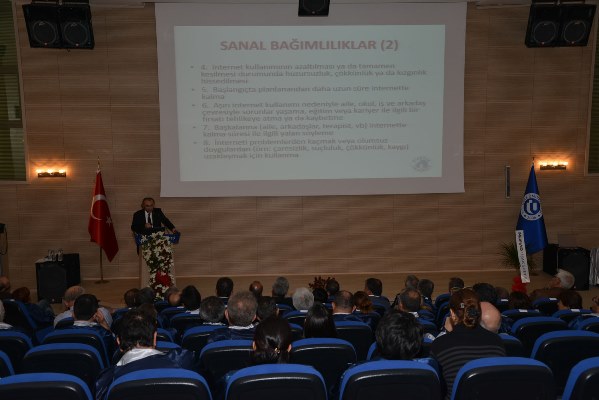 Uşak Üniversitesi’nde yeni akademik yılın ilk dersini Prof. Dr. Nevzat Tarhan verdi… 2