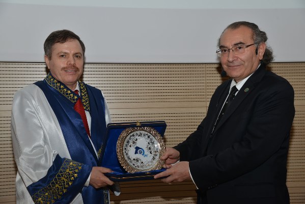 Uşak Üniversitesi’nde yeni akademik yılın ilk dersini Prof. Dr. Nevzat Tarhan verdi… 3
