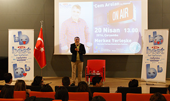 Radyocu Cem Arslan, Üsküdar Üniversitesi’nde gençlerle buluştu. 2