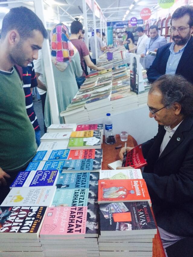 Prof. Dr. Nevzat Tarhan Beyazıt kitap fuarında okurlarıyla buluştu